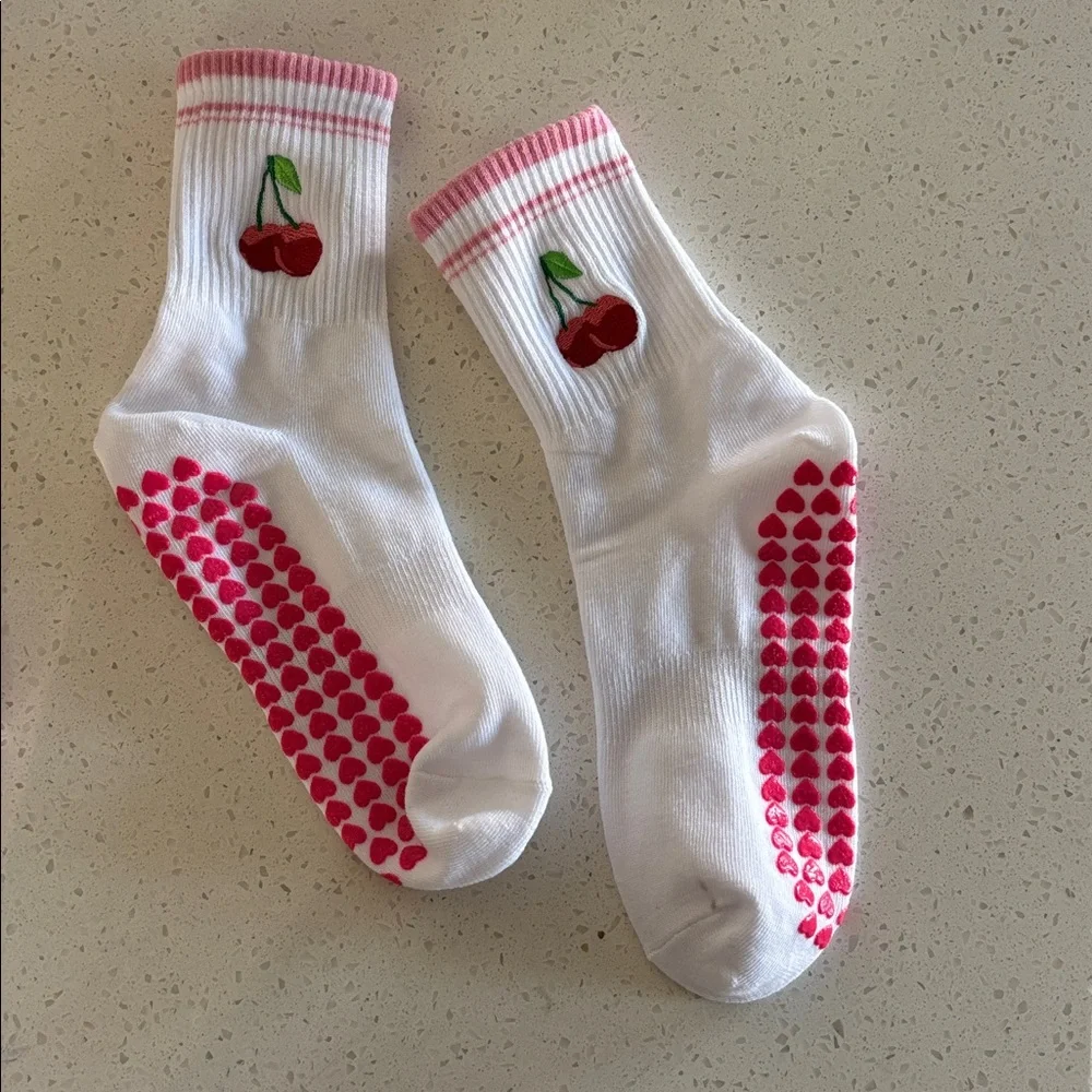 Pilates barre socks 🍒🩷‎